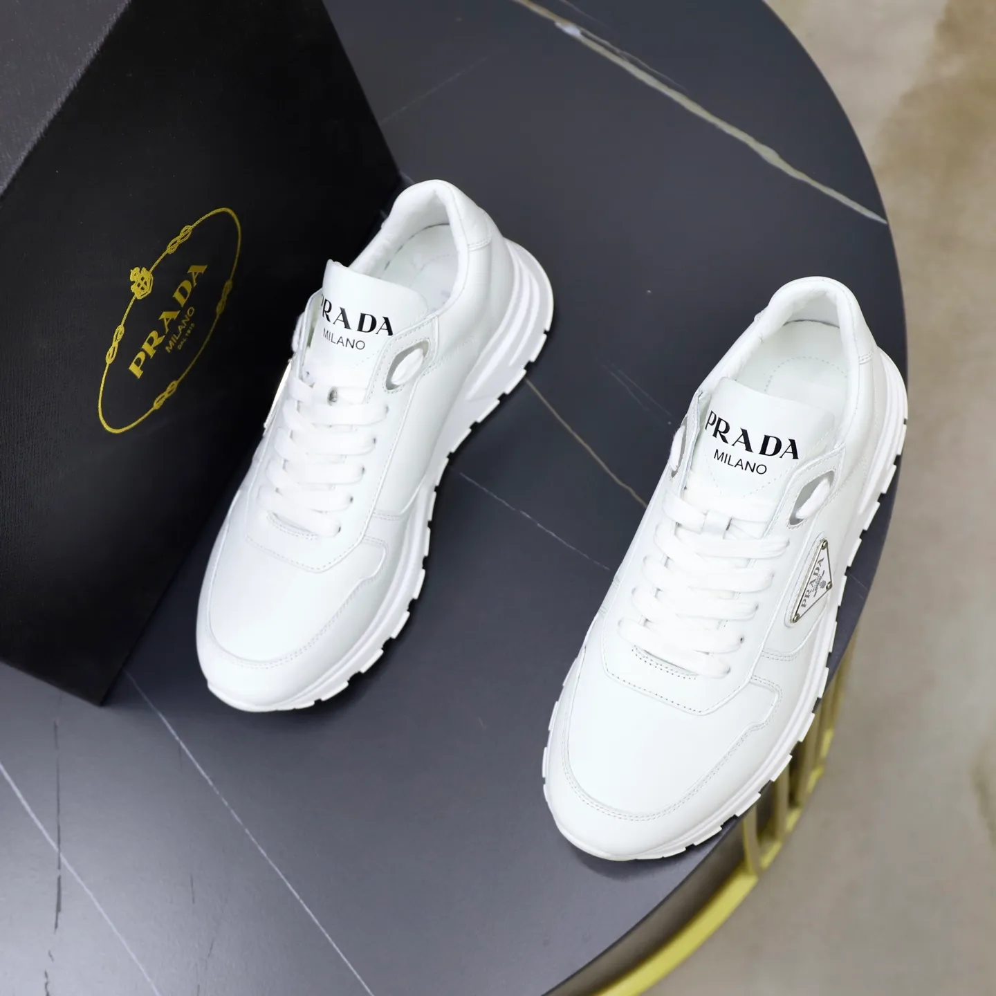 Factory price: 600💰Top original order Brand: PRADA (Prada) Standard code: Men's size 38/44 (45 can be customized) Grade: Same as the official website Material: Original cowhide stitching, cowhide lining, original combination two-color wear-resistant soft outsole Style category: casual sports version, young fashion, European and American trend, British style Color: actual picture color